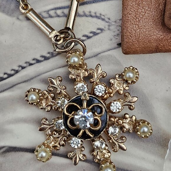 Vintage 1950's enamel & rhinestone snowflake pendant on gold tone chain - Picture 1 of 10